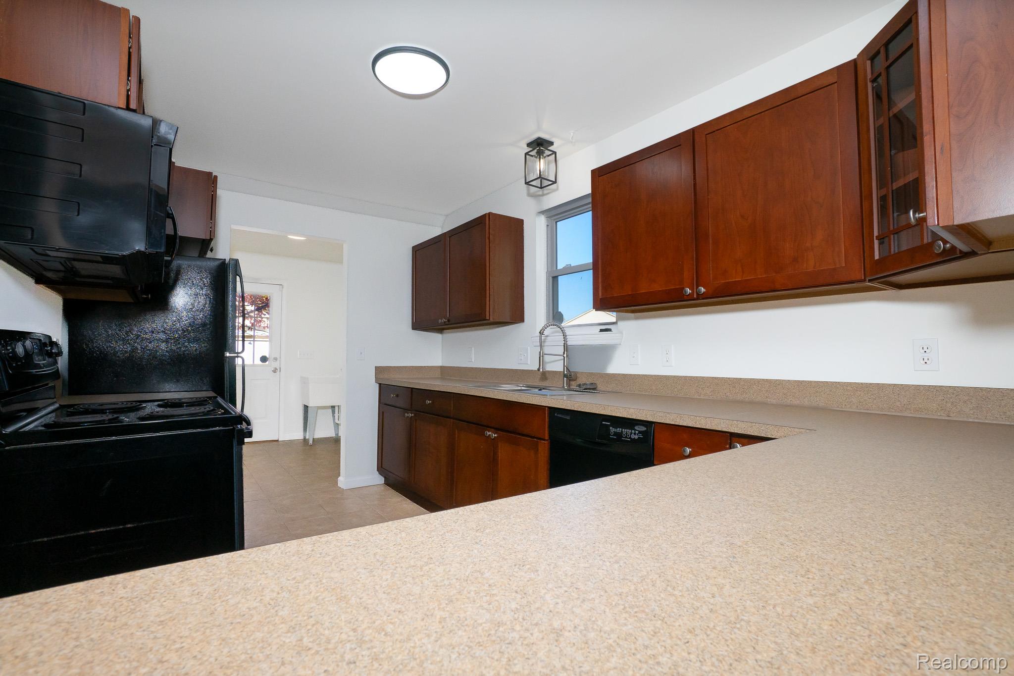 17921 Oakdale Street