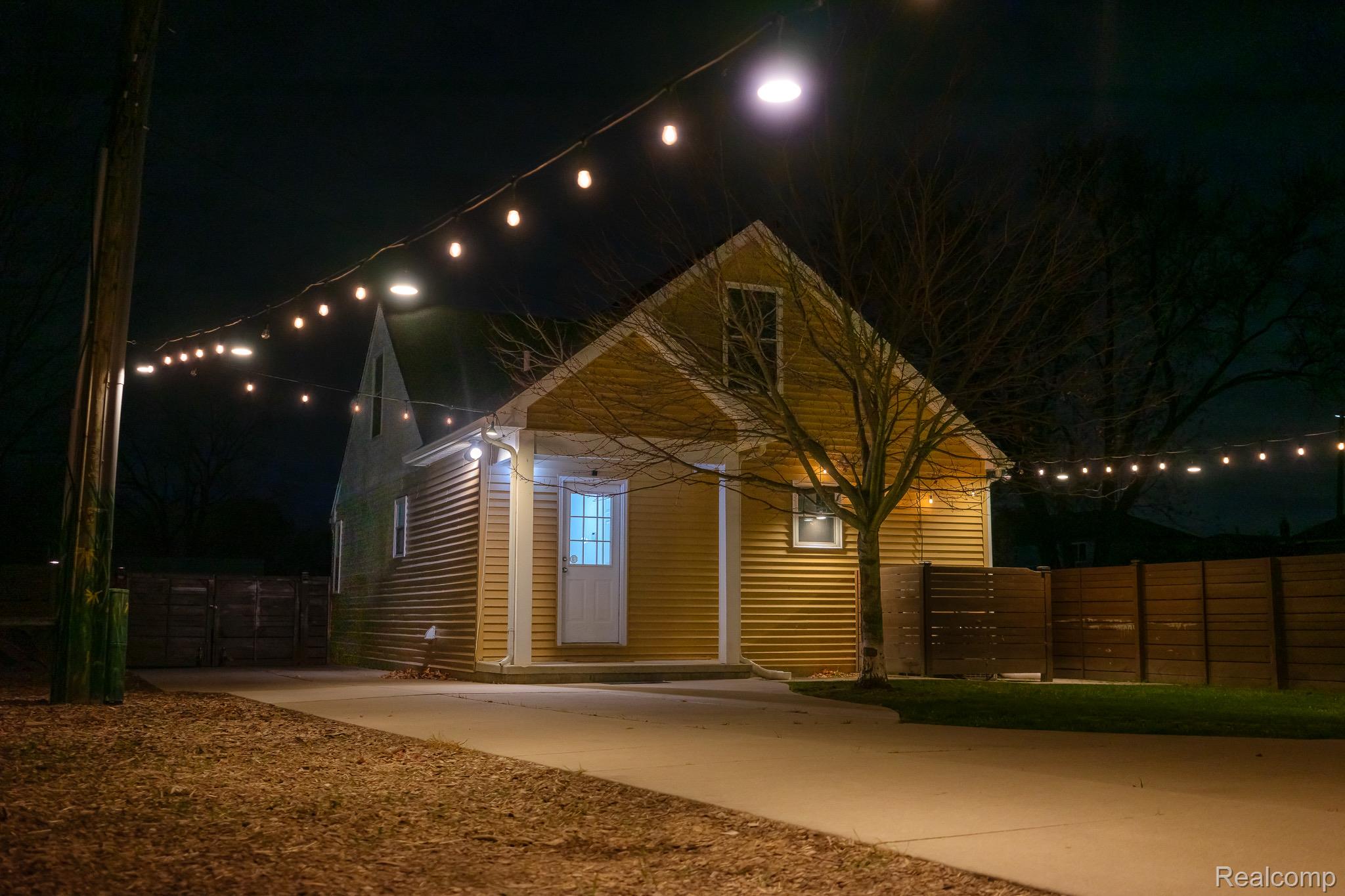 17921 Oakdale Street