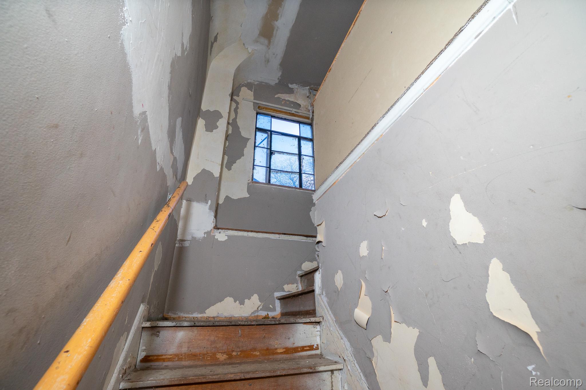 18712 Waltham Street