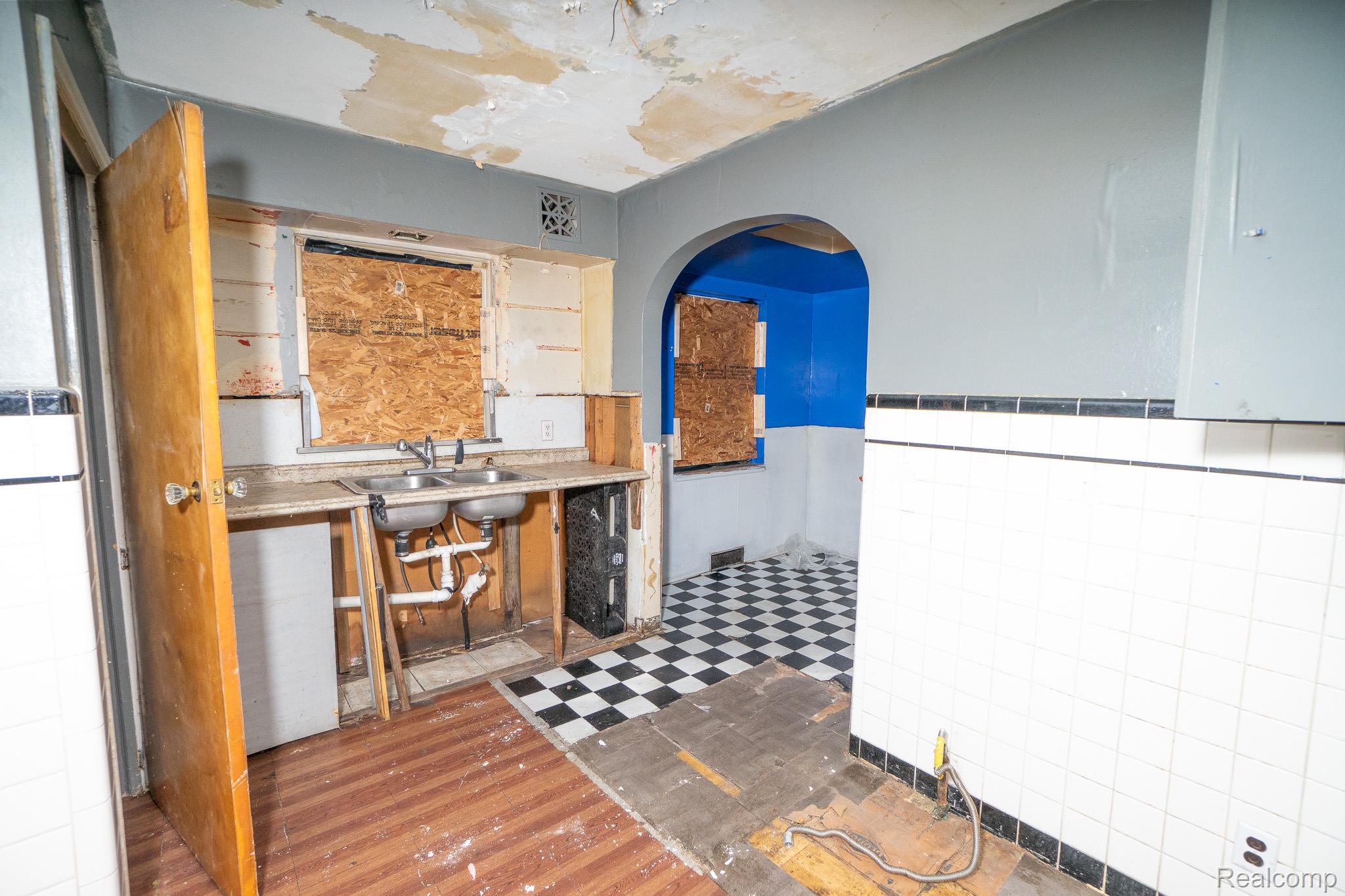 18712 Waltham Street