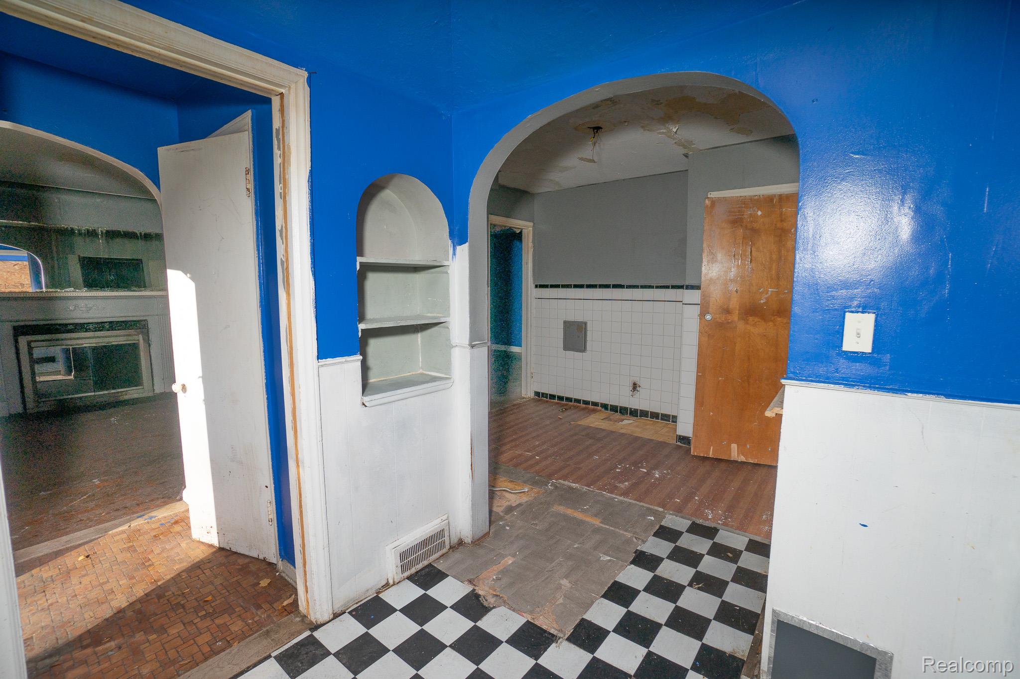 18712 Waltham Street