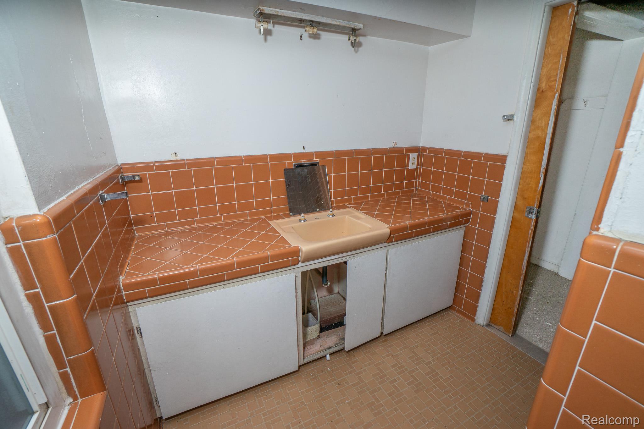 18712 Waltham Street