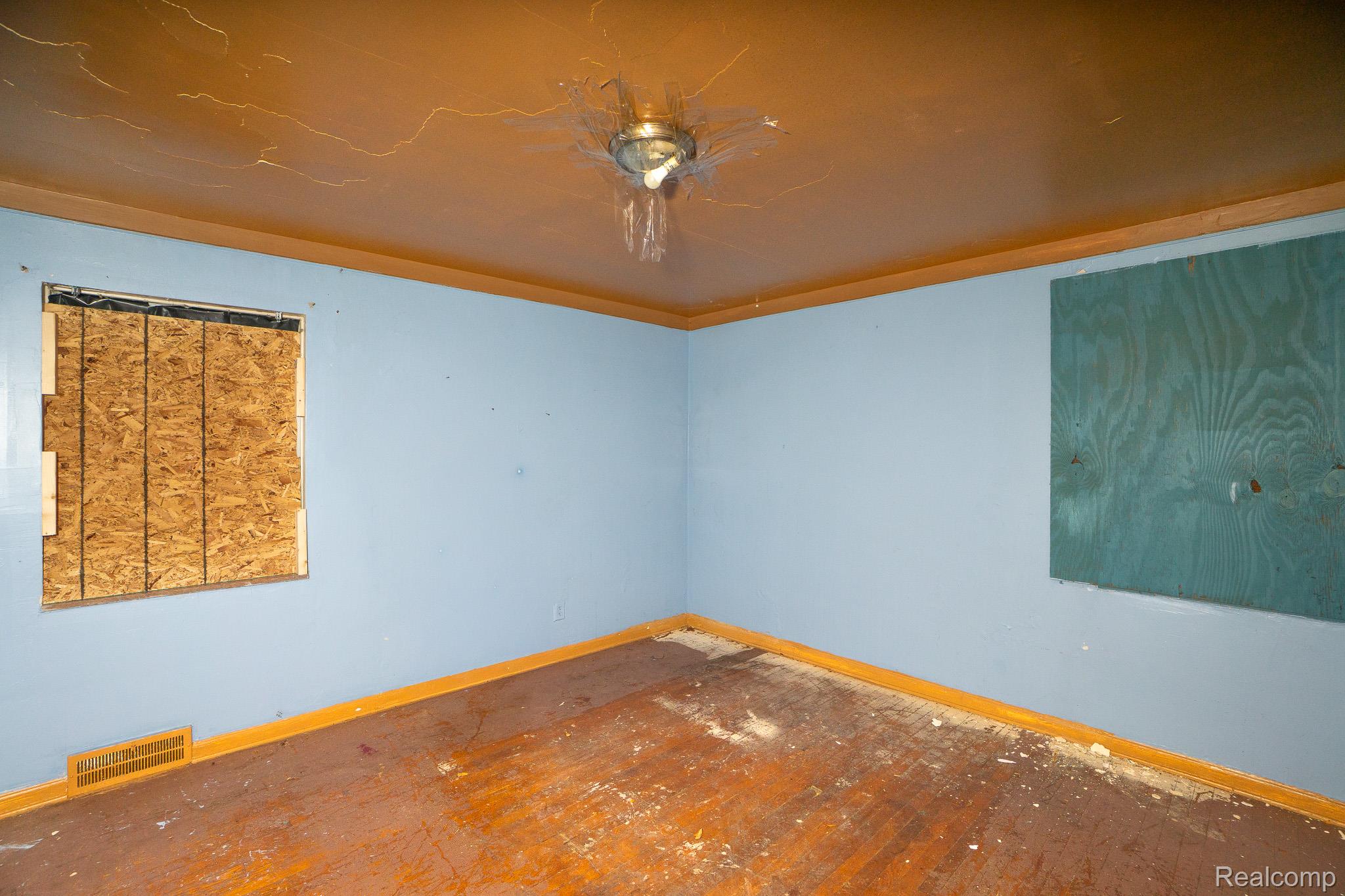 18712 Waltham Street