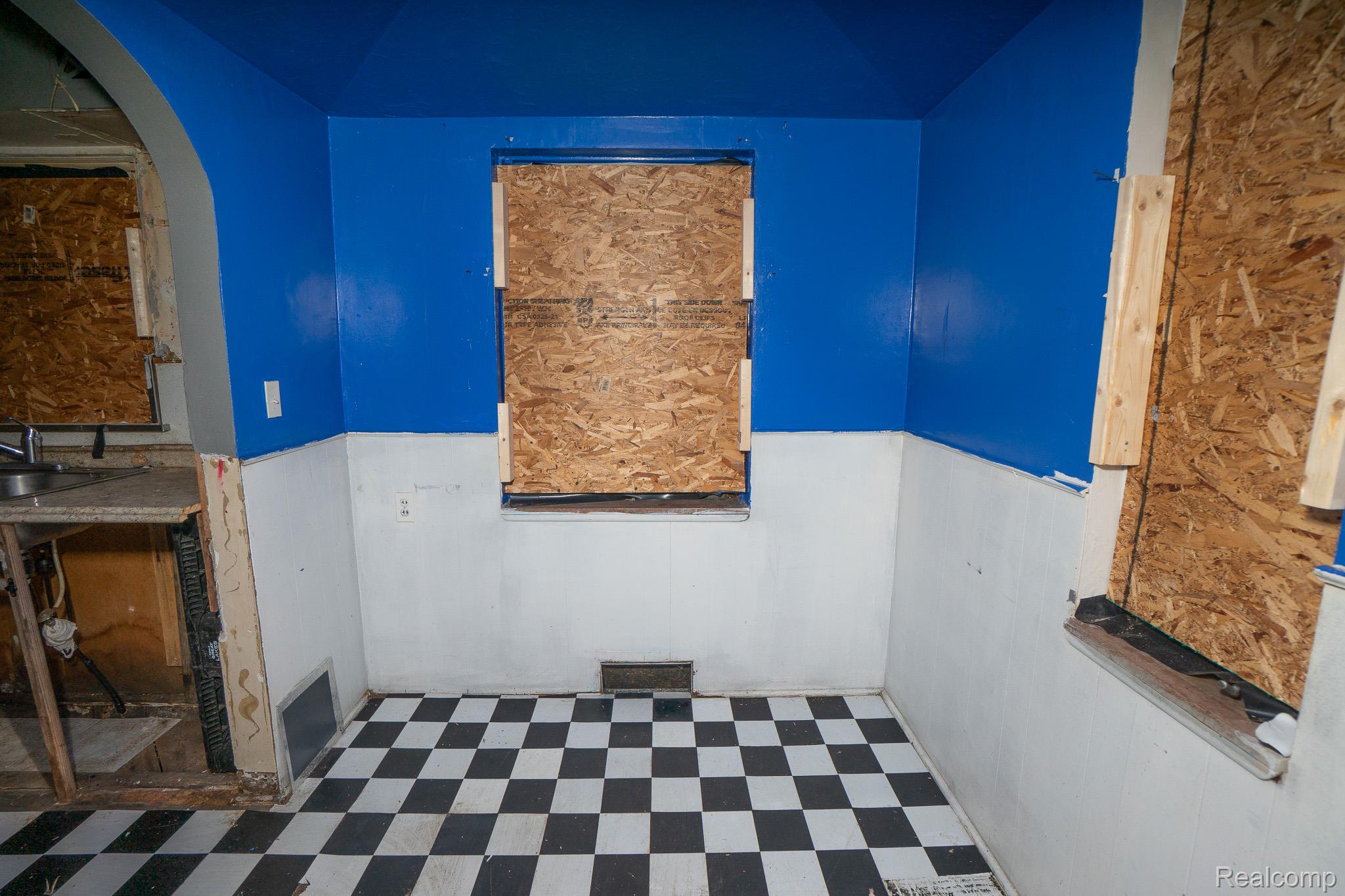 18712 Waltham Street