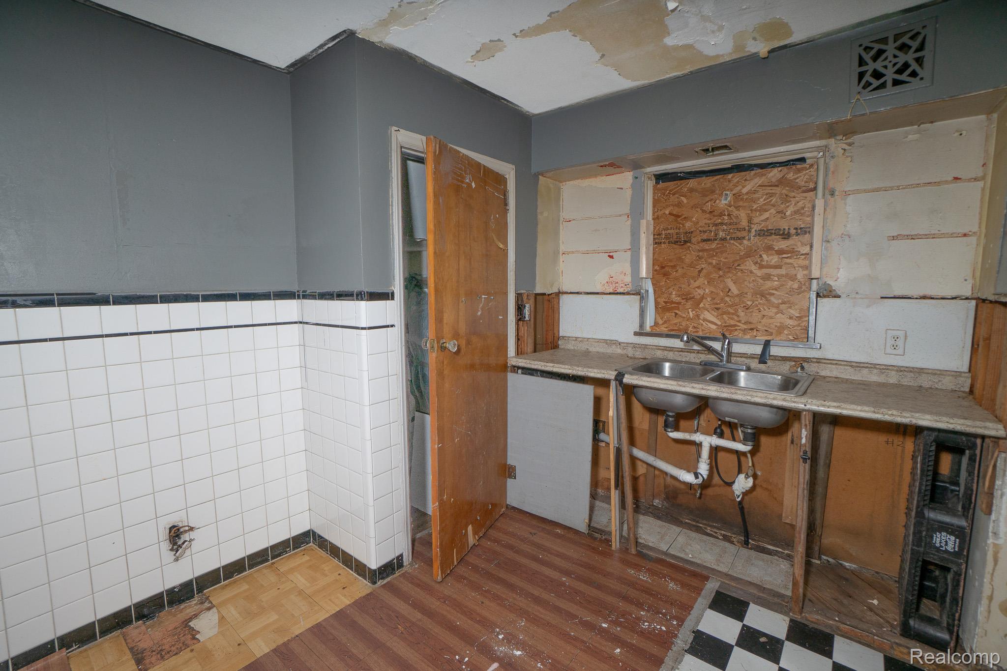 18712 Waltham Street