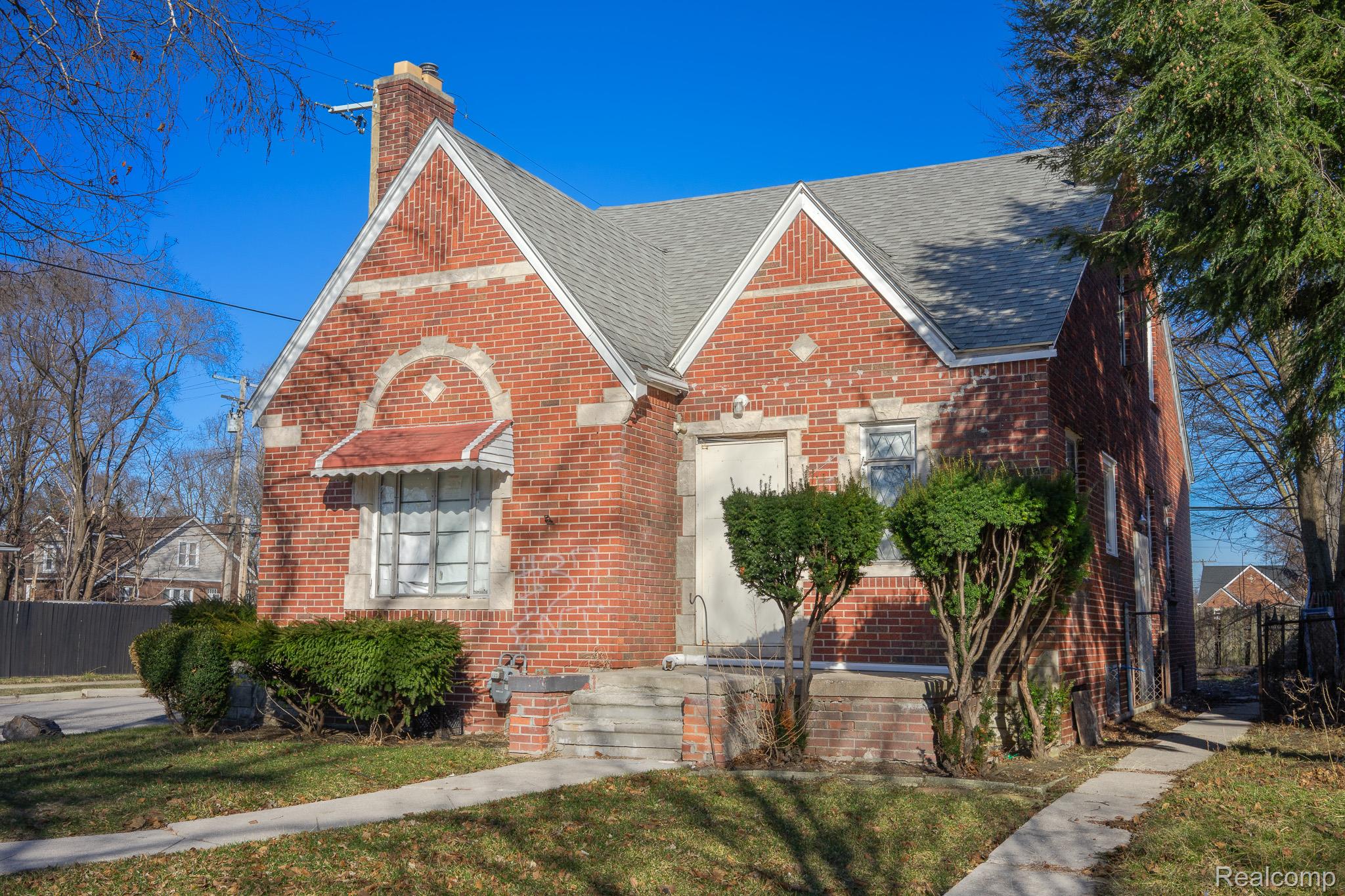 18712 Waltham Street