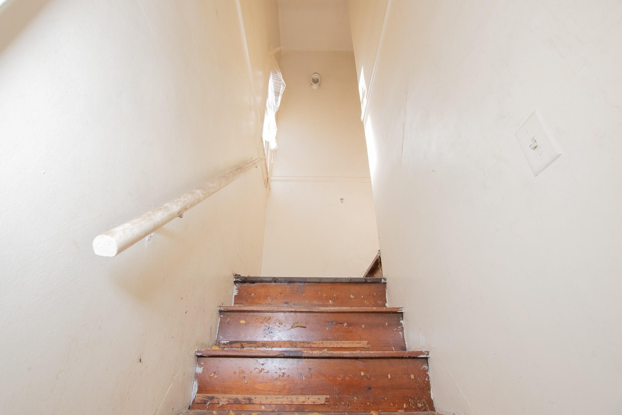 5250 BUCKINGHAM Avenue