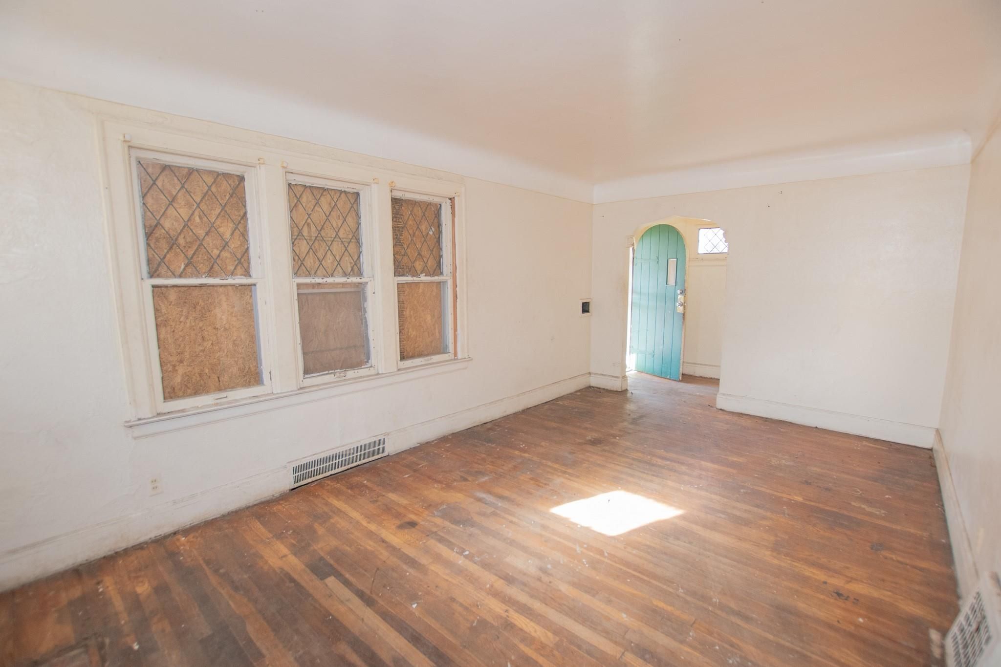 5250 BUCKINGHAM Avenue