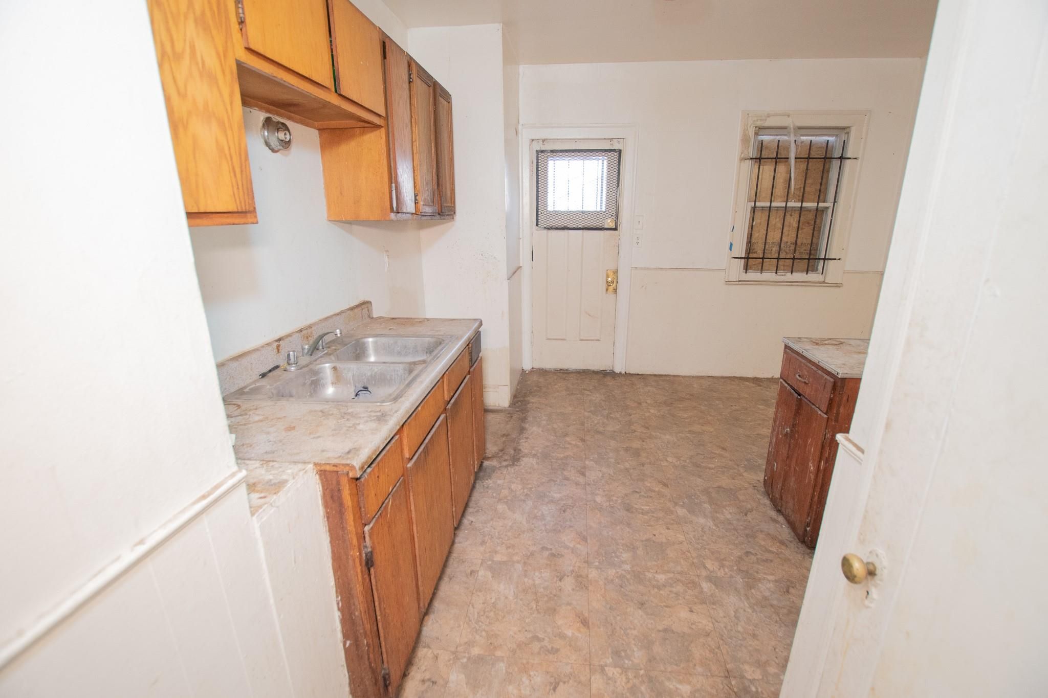 5250 BUCKINGHAM Avenue