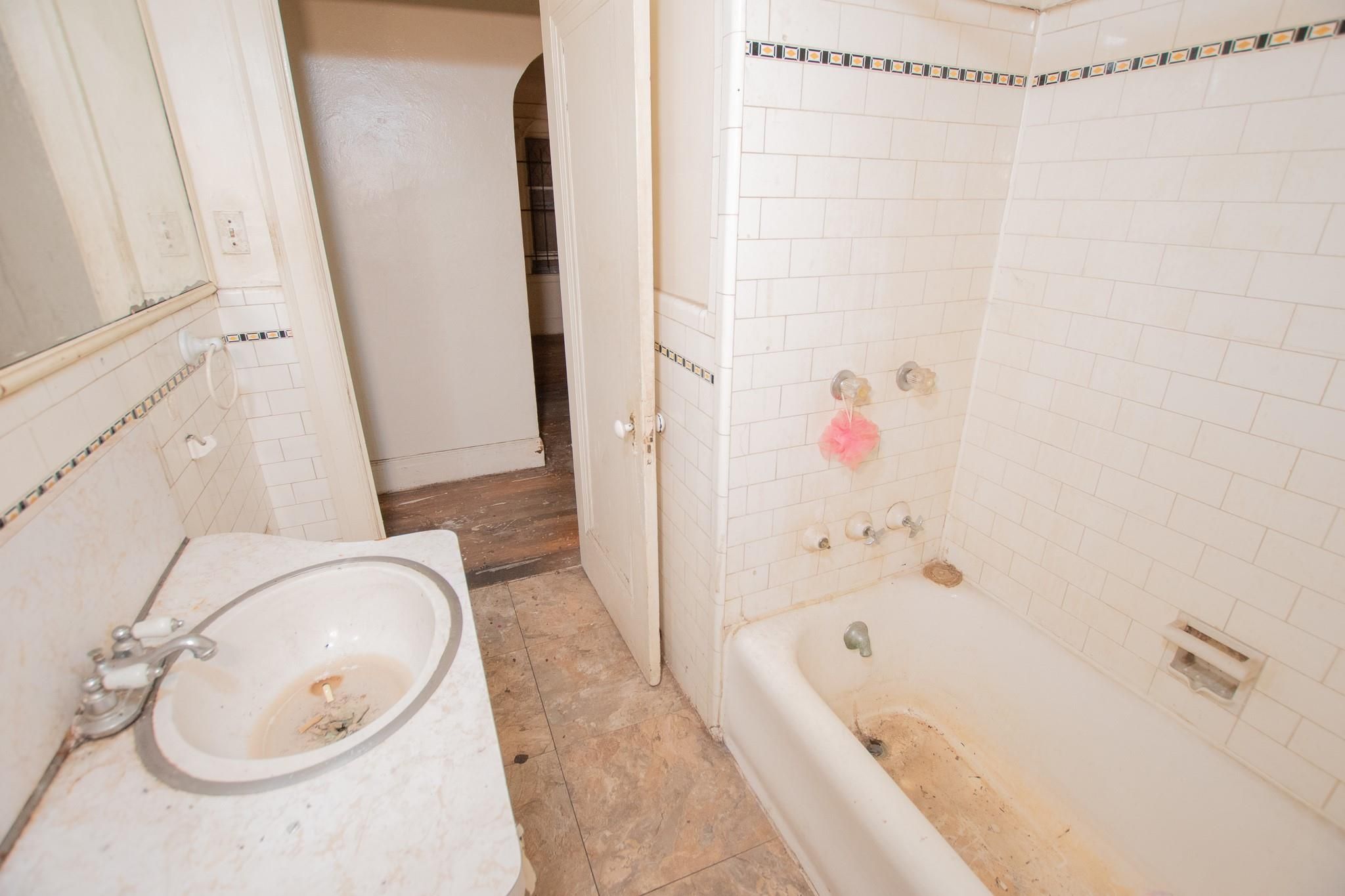 5250 BUCKINGHAM Avenue