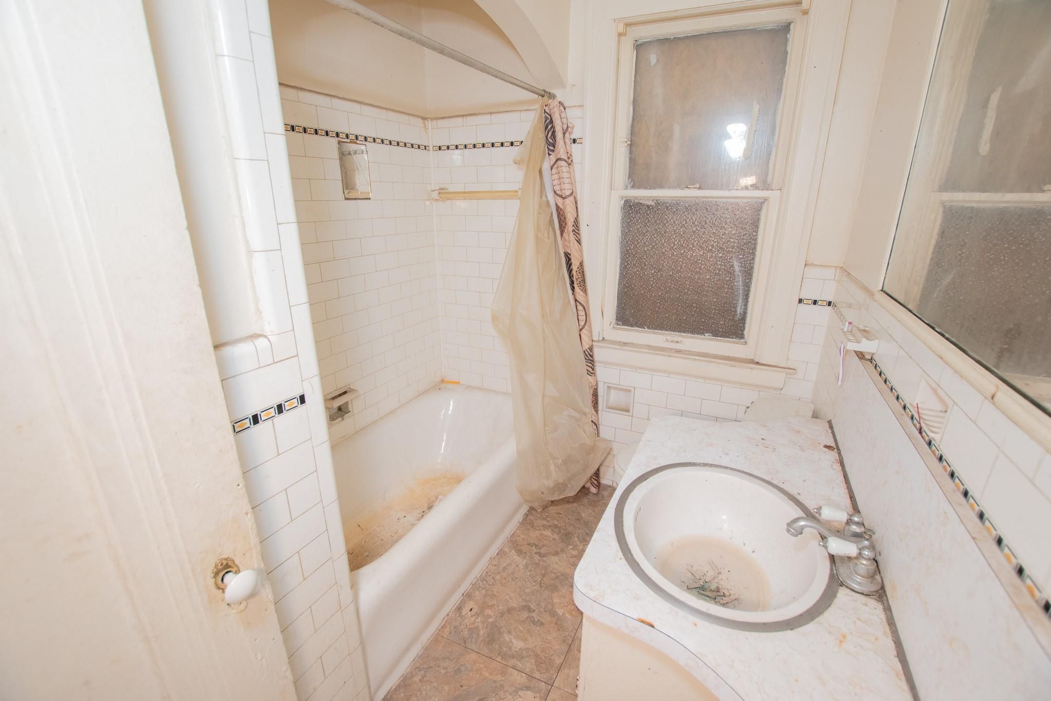 5250 BUCKINGHAM Avenue