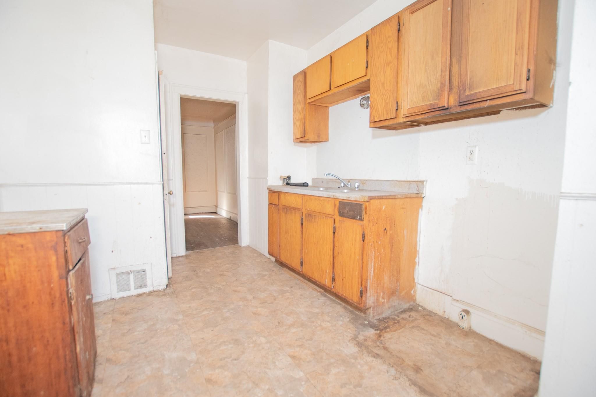 5250 BUCKINGHAM Avenue