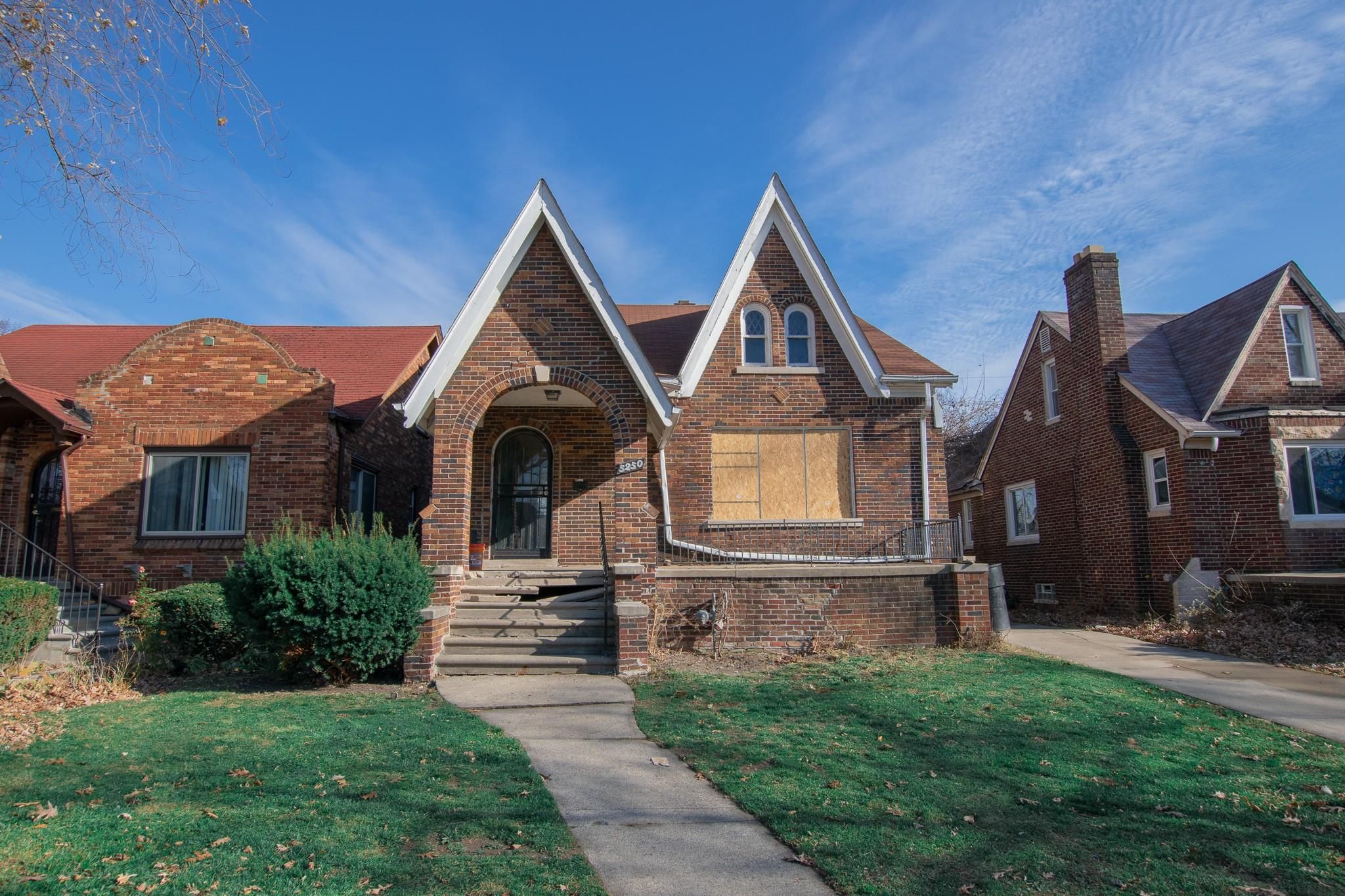 5250 BUCKINGHAM Avenue