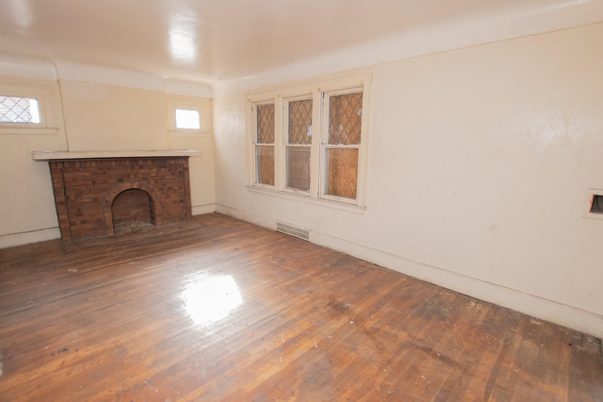 5250 BUCKINGHAM Avenue