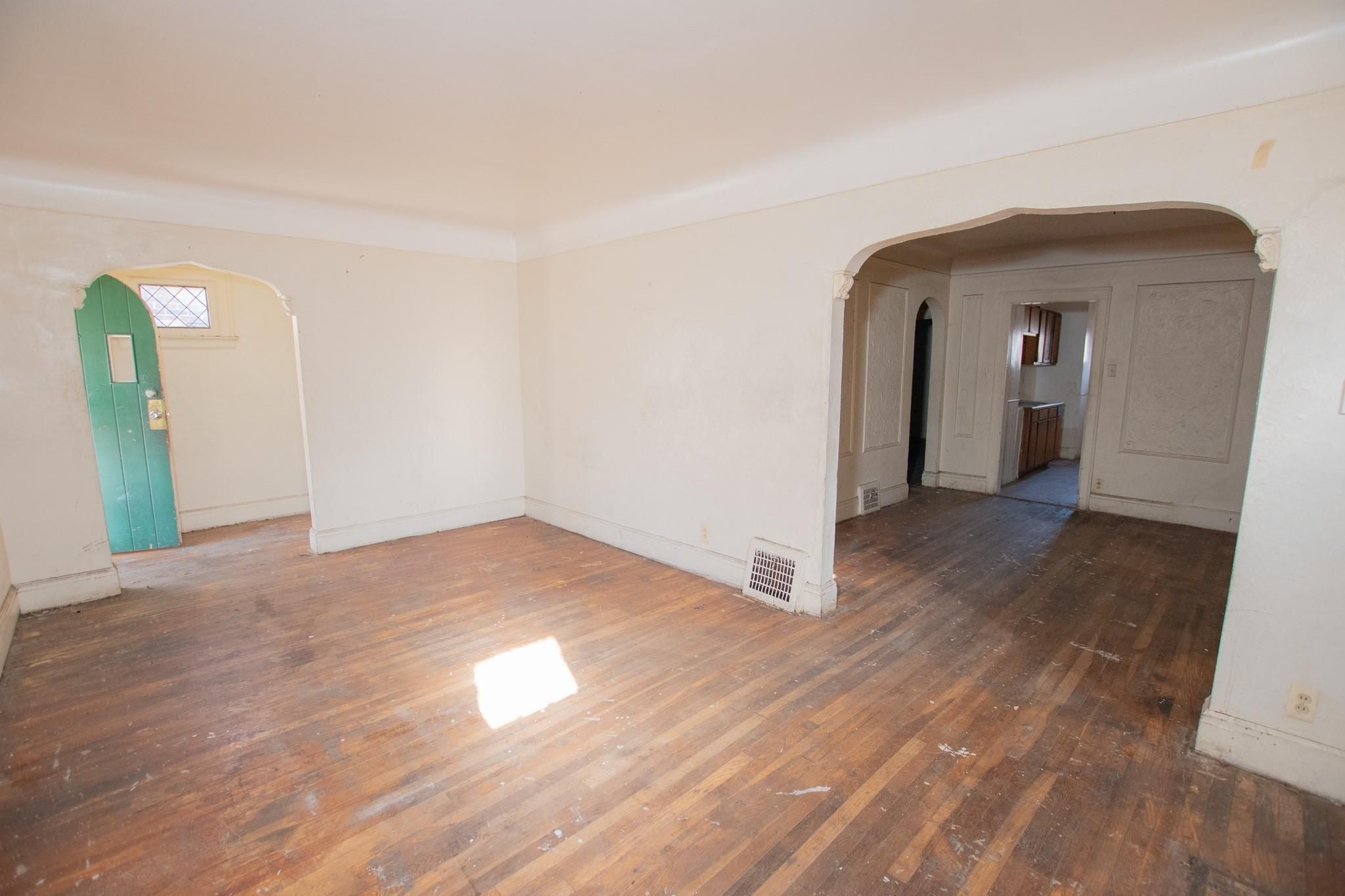 5250 BUCKINGHAM Avenue