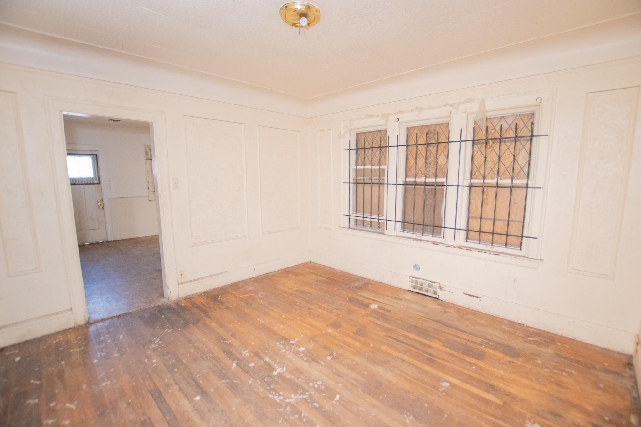 5250 BUCKINGHAM Avenue