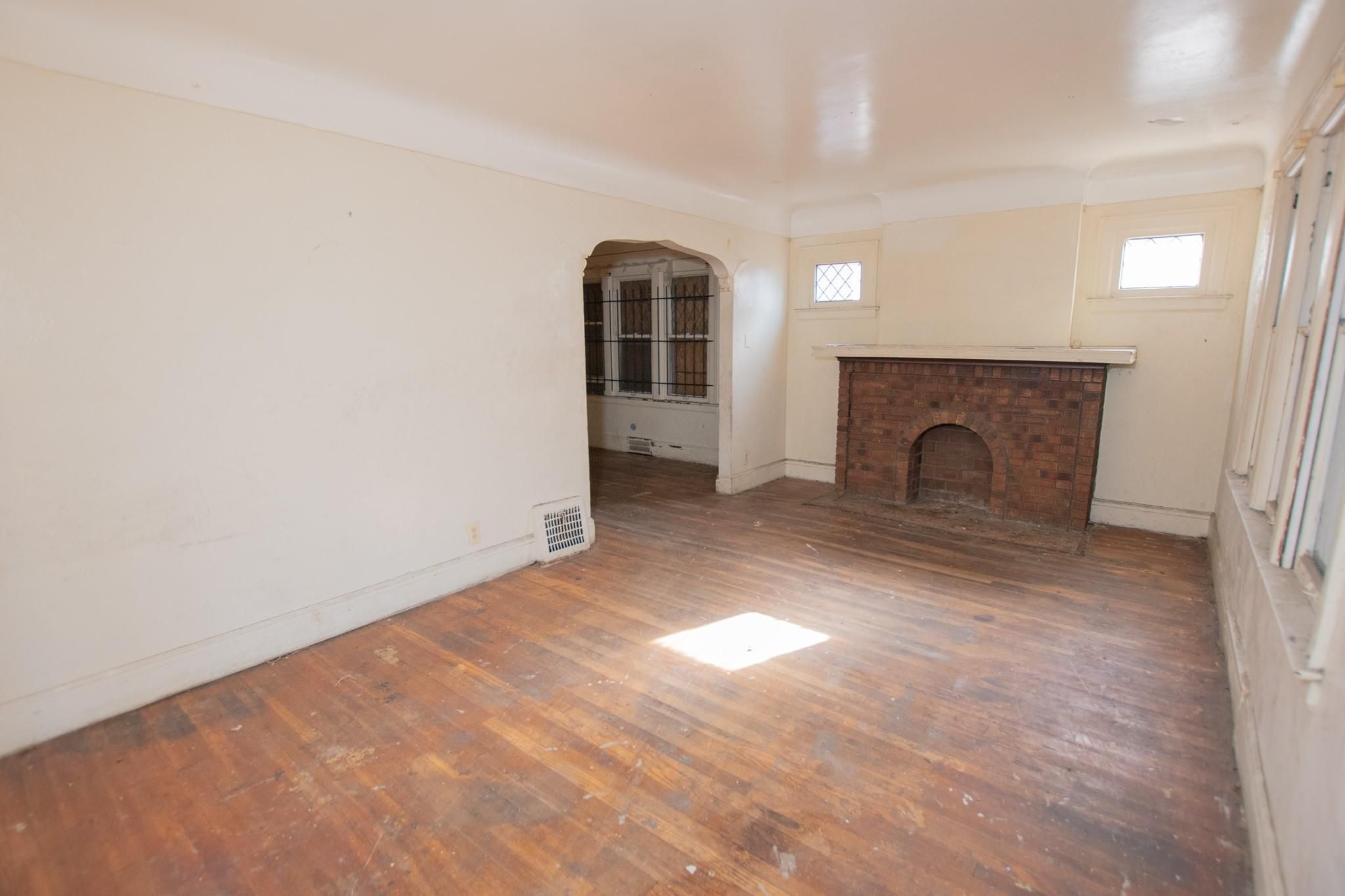 5250 BUCKINGHAM Avenue