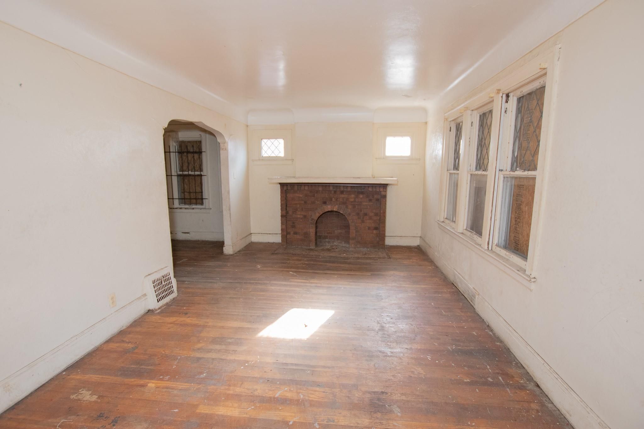 5250 BUCKINGHAM Avenue