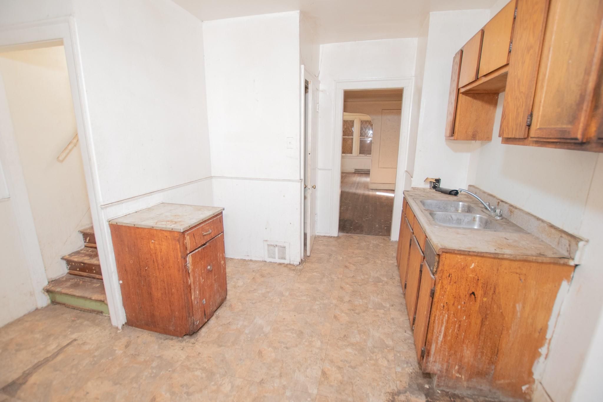 5250 BUCKINGHAM Avenue