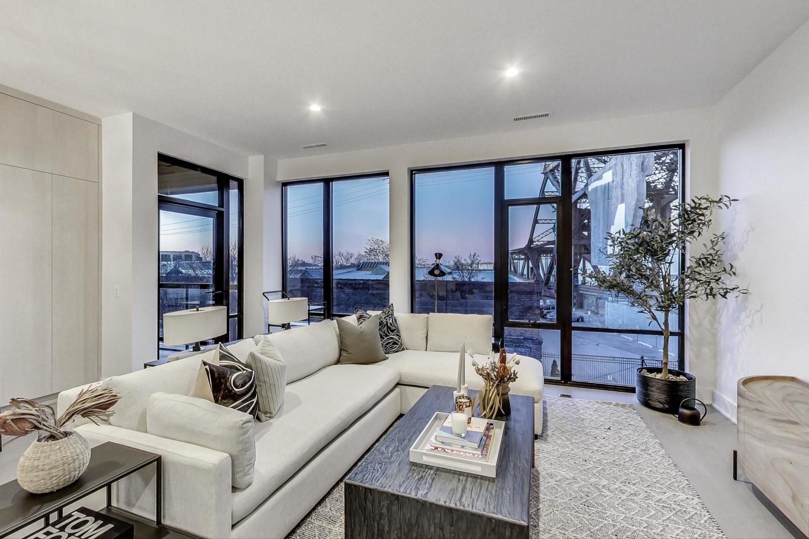 1701 W Webster Avenue Unit: 205