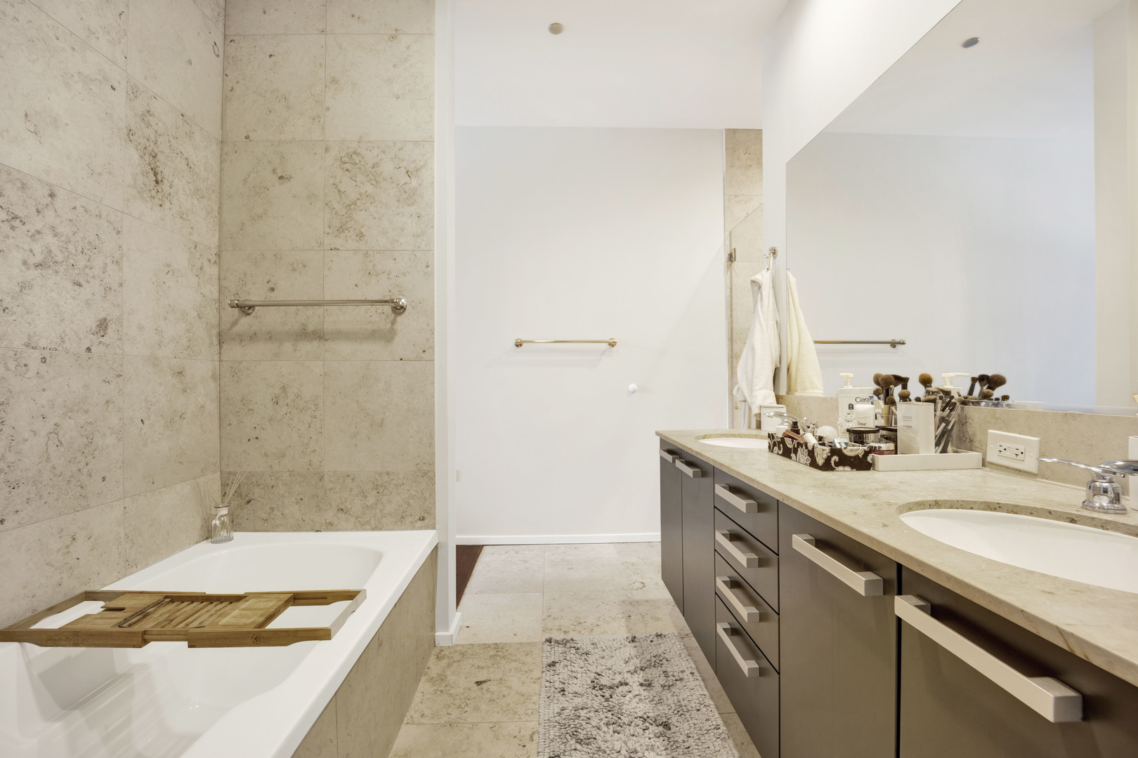 550 N Saint Clair Street Unit: 2601