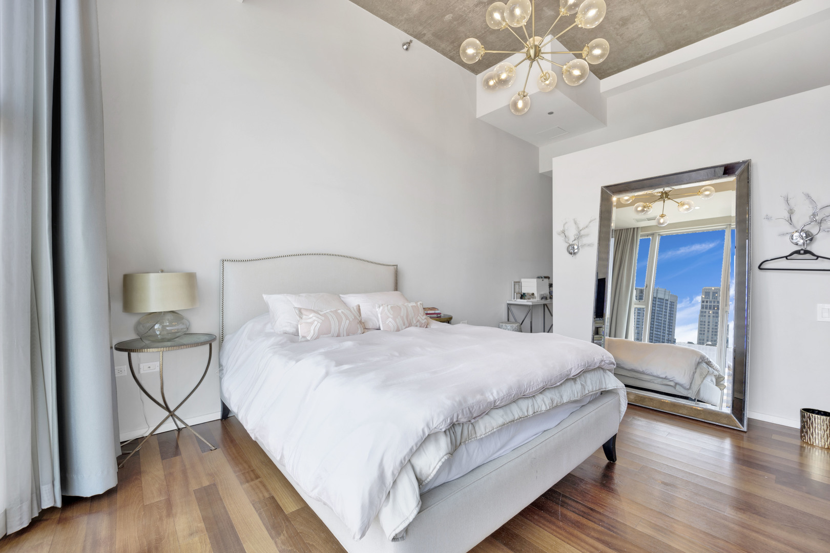 550 N Saint Clair Street Unit: 2601