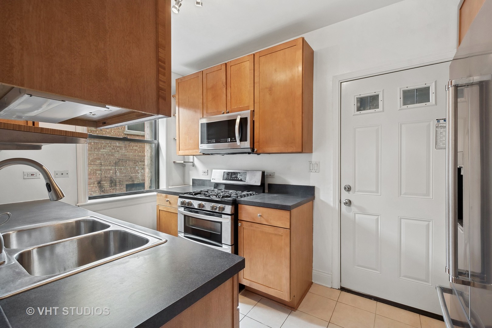 1536 W Fargo Avenue Unit: 1S