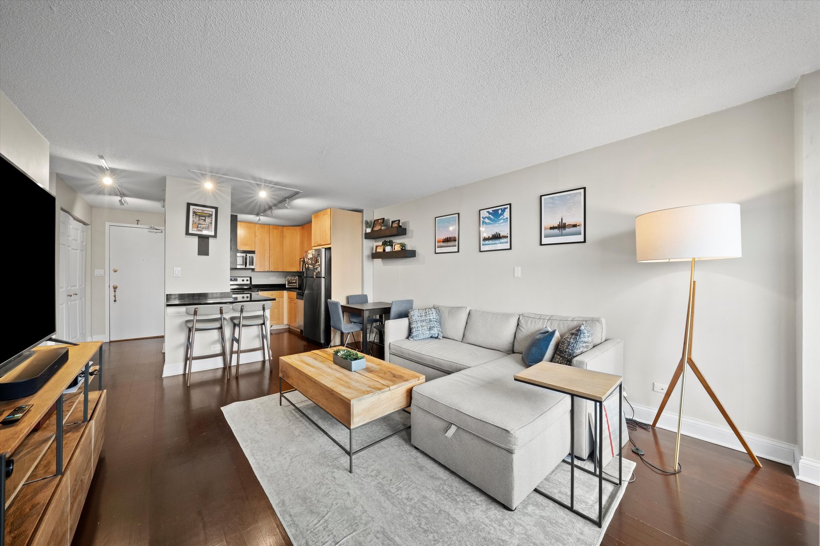450 W Briar Place Unit: 10D