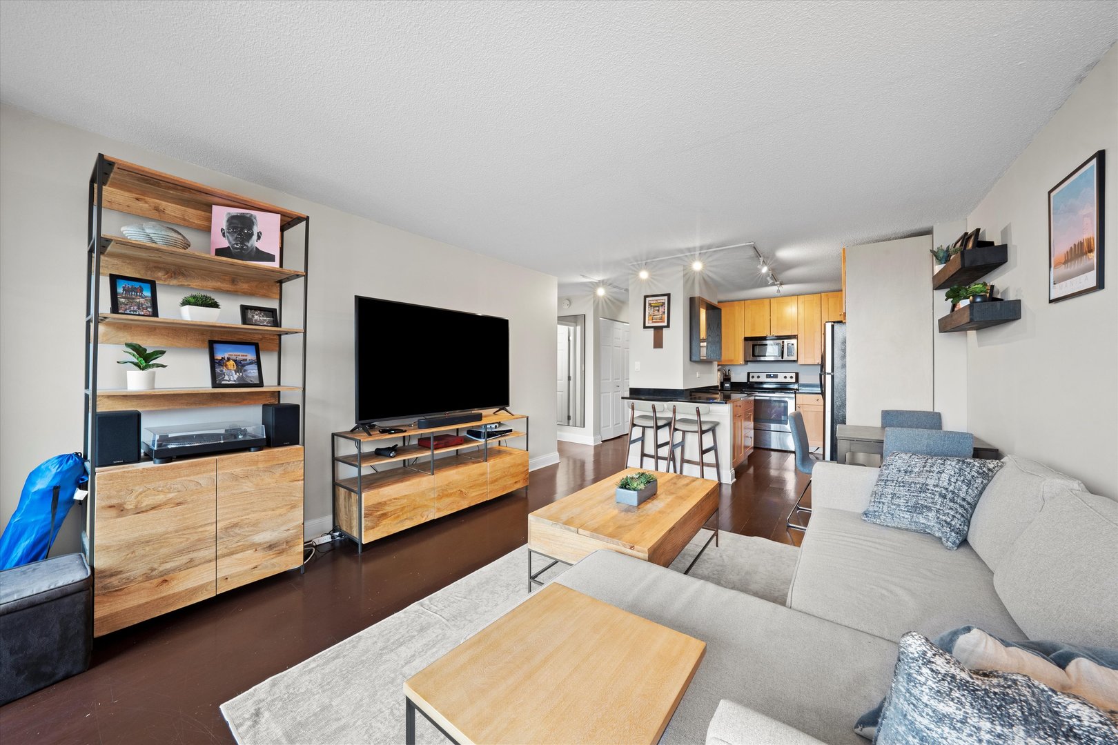450 W Briar Place Unit: 10D