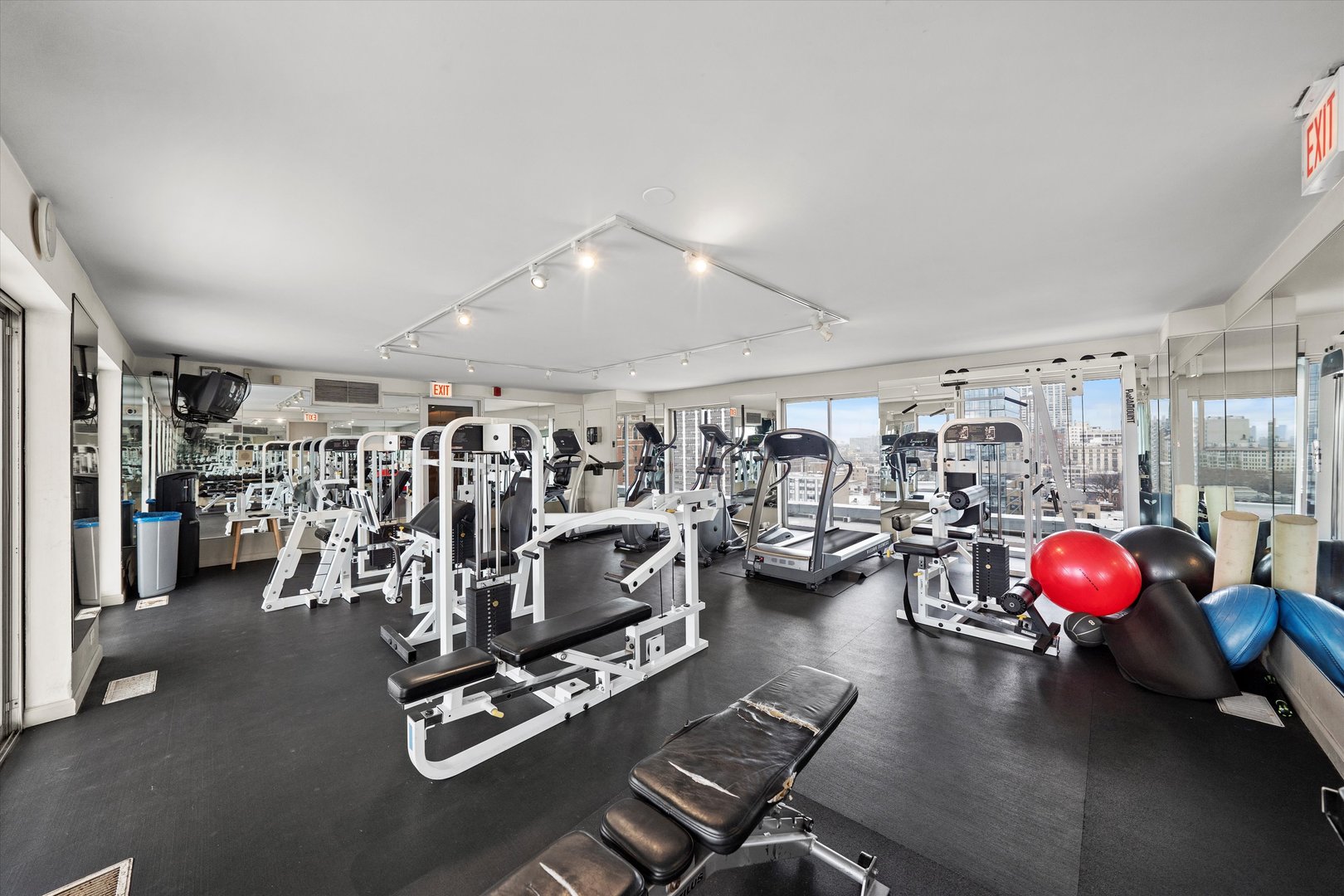 450 W Briar Place Unit: 10D