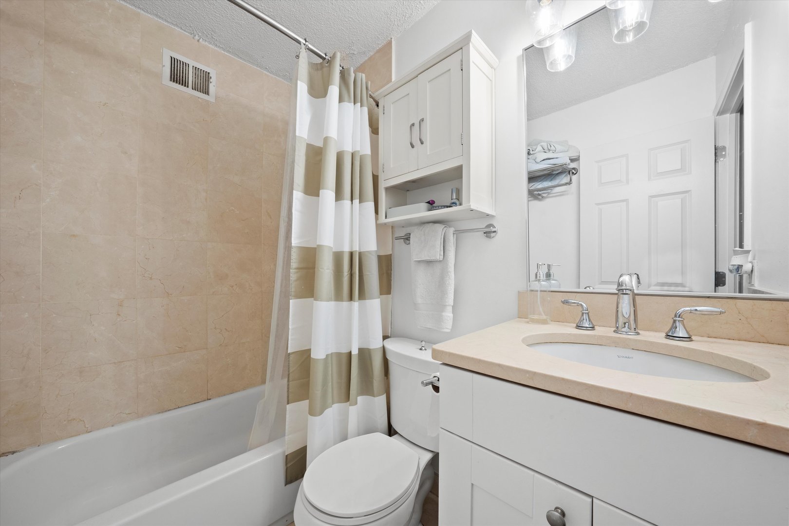450 W Briar Place Unit: 10D