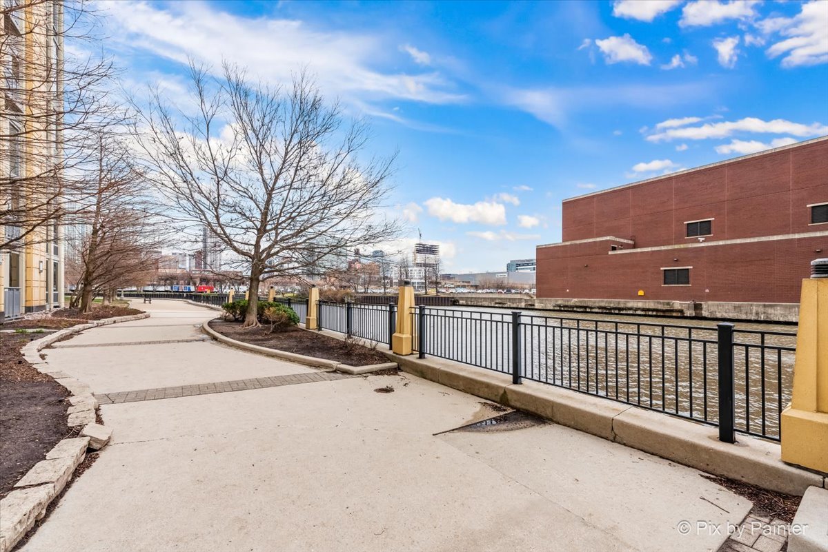 720 N Larrabee Street Unit: 1305