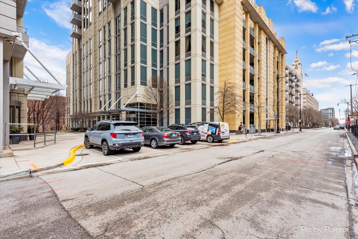 720 N Larrabee Street Unit: 1305