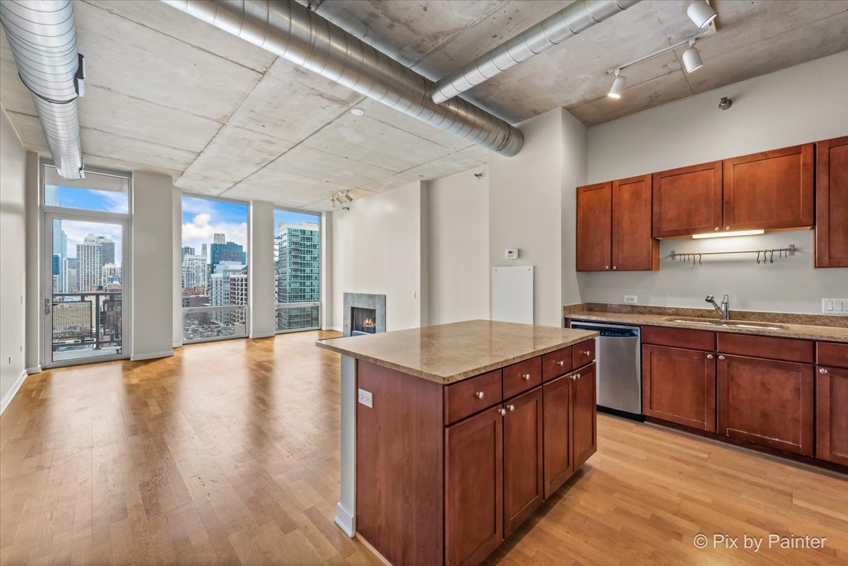 720 N Larrabee Street Unit: 1305