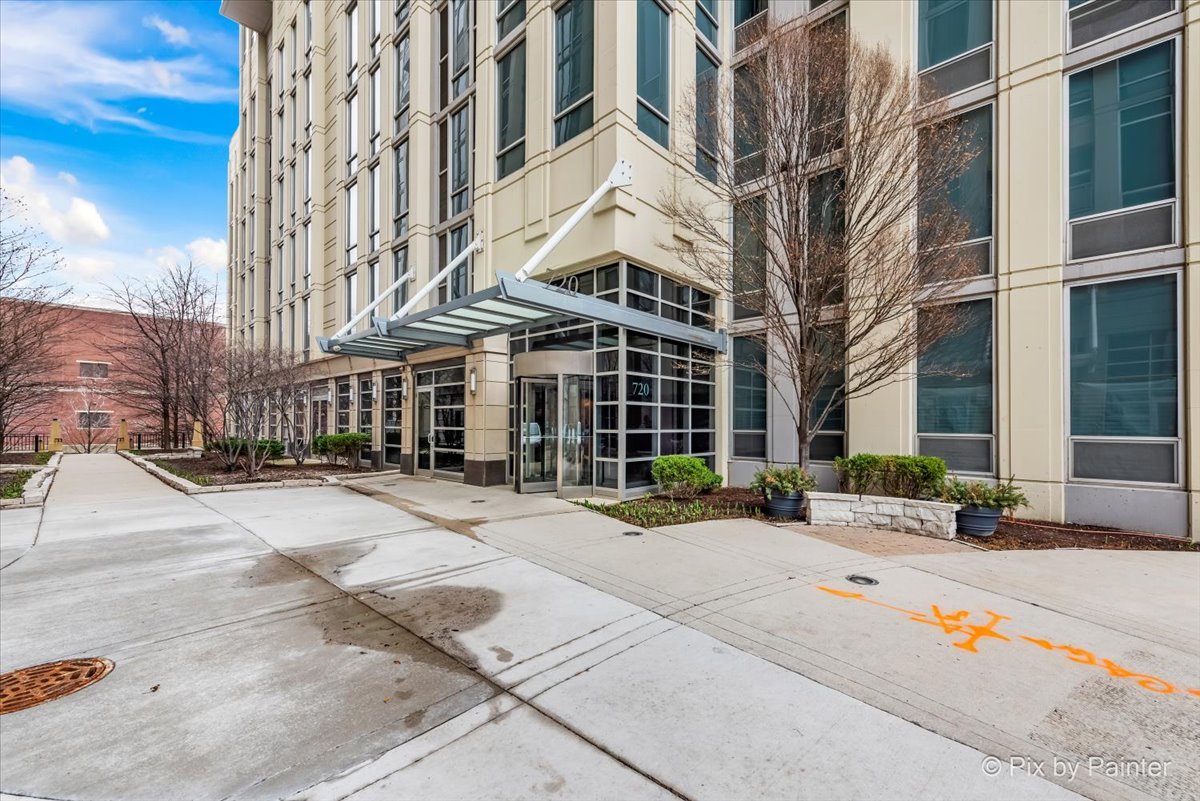 720 N Larrabee Street Unit: 1305