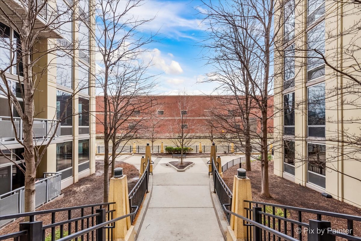 720 N Larrabee Street Unit: 1305