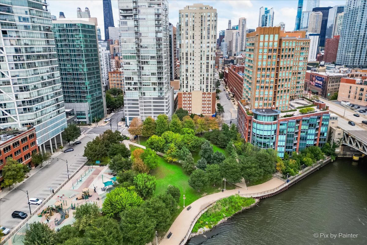 600 N KINGSBURY Street Unit: 902