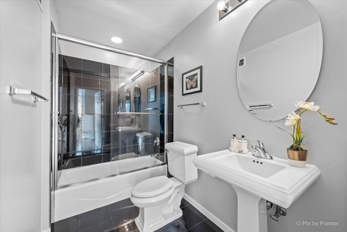 600 N KINGSBURY Street Unit: 902