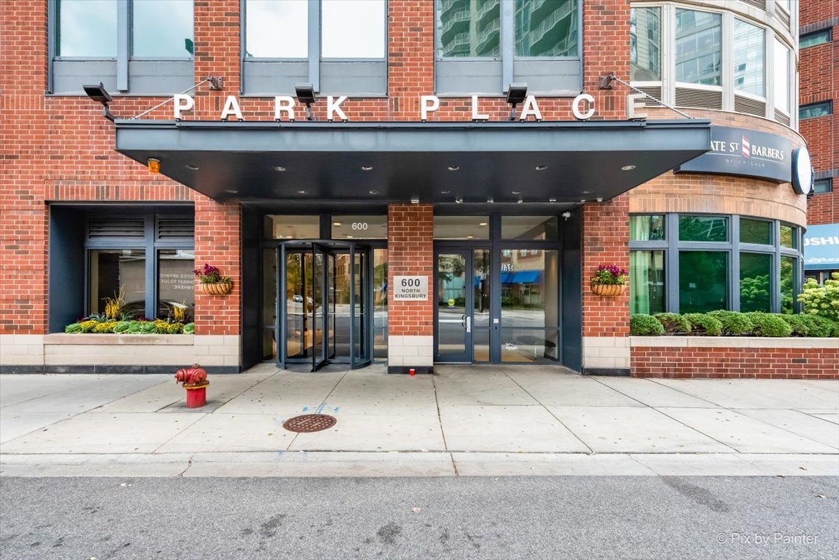 600 N KINGSBURY Street Unit: 902