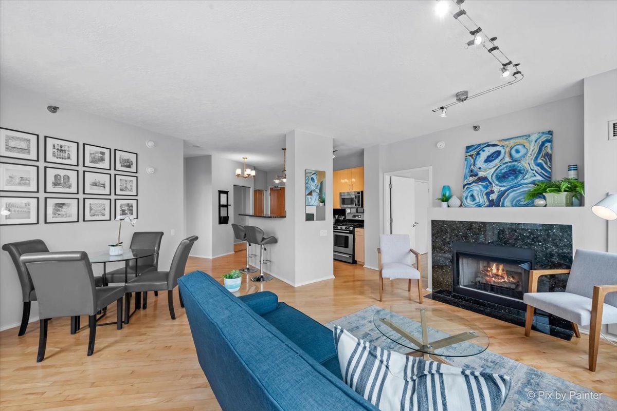 600 N KINGSBURY Street Unit: 902