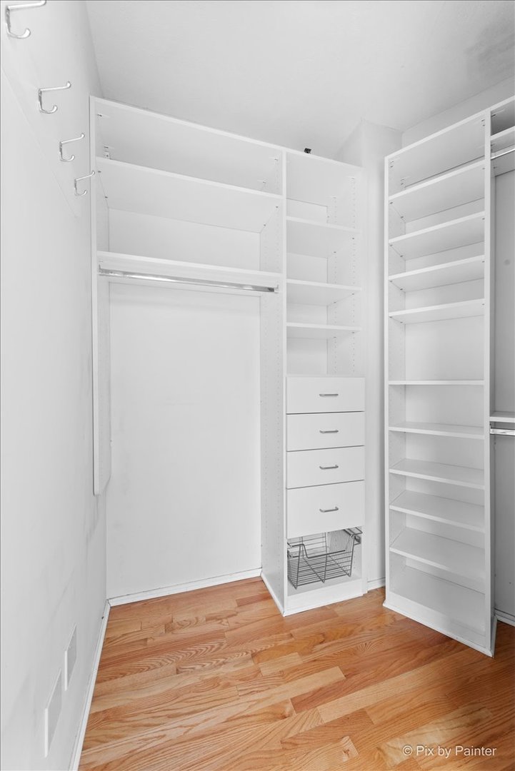 600 N KINGSBURY Street Unit: 902