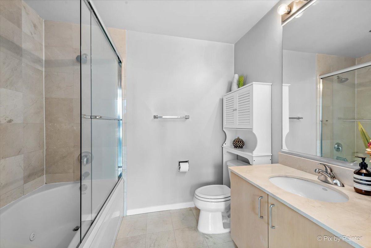 600 N KINGSBURY Street Unit: 902