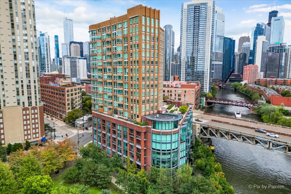 600 N KINGSBURY Street Unit: 902