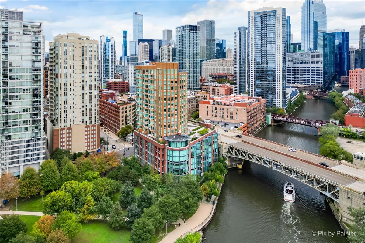 600 N KINGSBURY Street Unit: 902