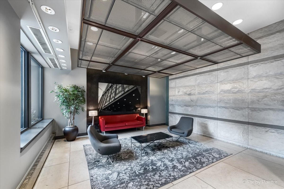 600 N KINGSBURY Street Unit: 902