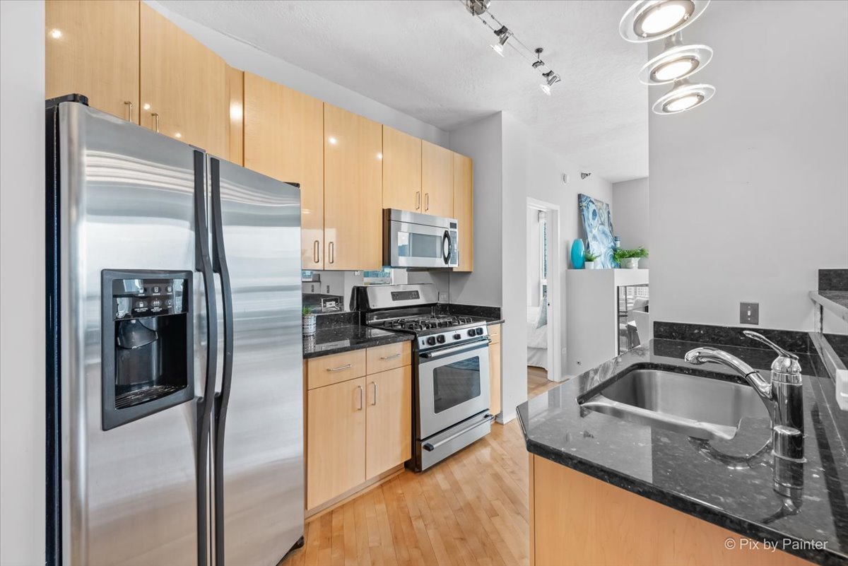 600 N KINGSBURY Street Unit: 902