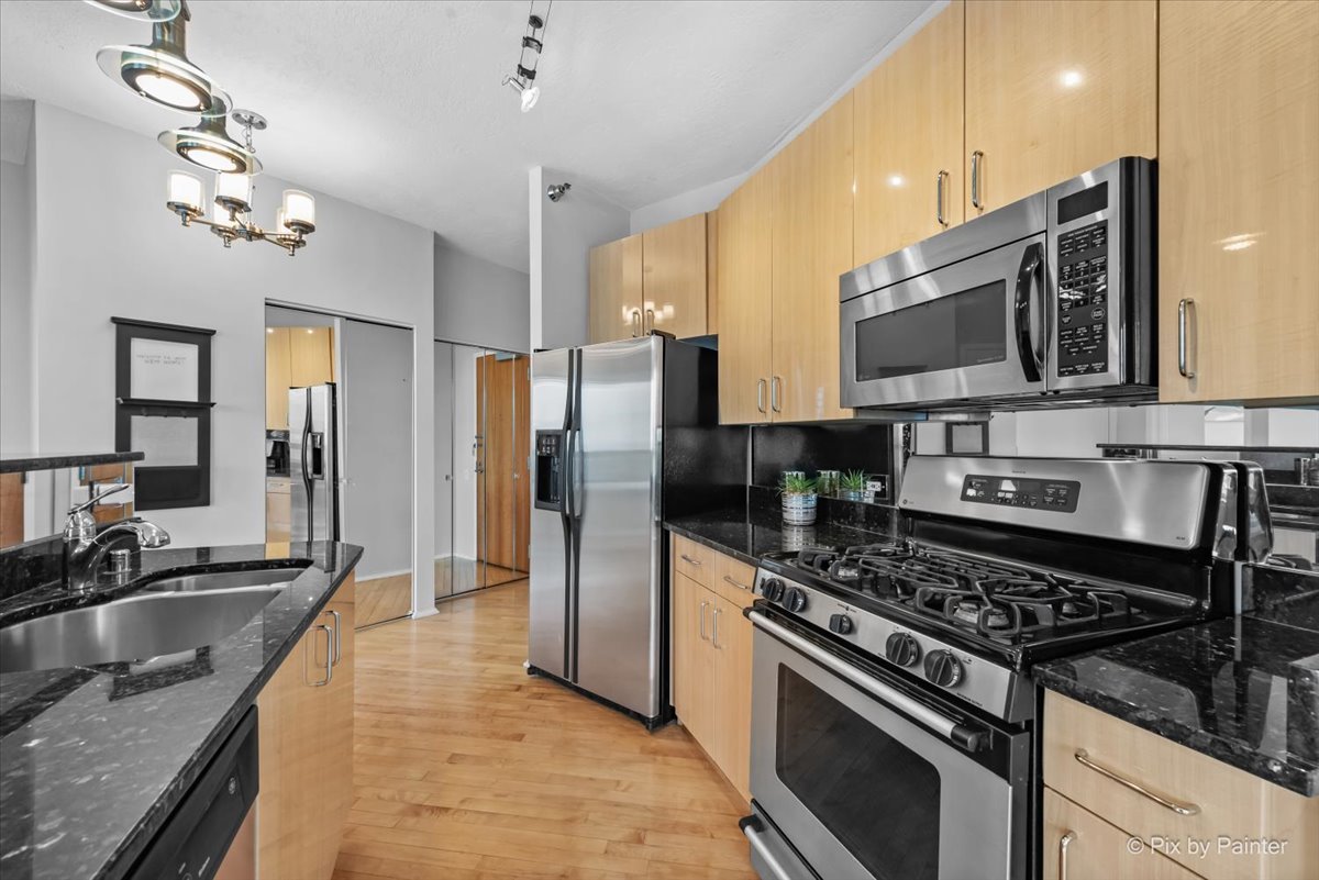 600 N KINGSBURY Street Unit: 902