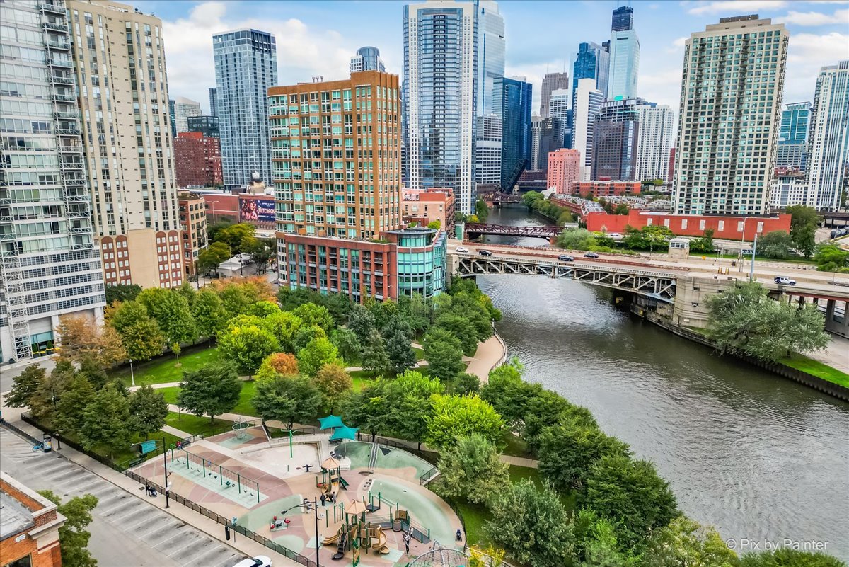 600 N KINGSBURY Street Unit: 902