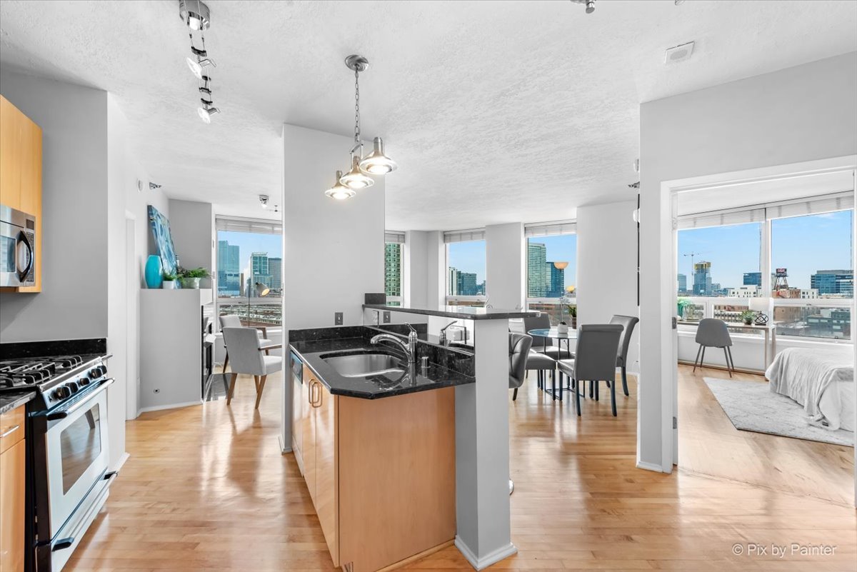 600 N KINGSBURY Street Unit: 902