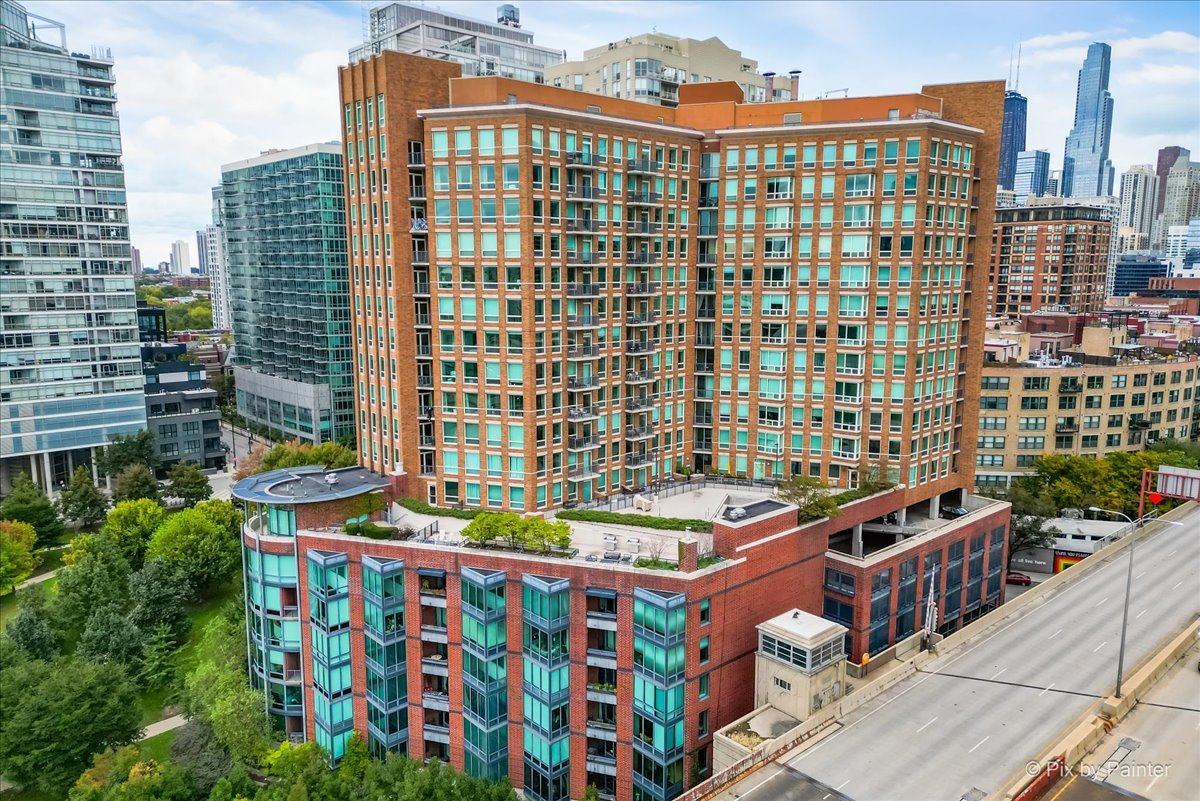 600 N KINGSBURY Street Unit: 902